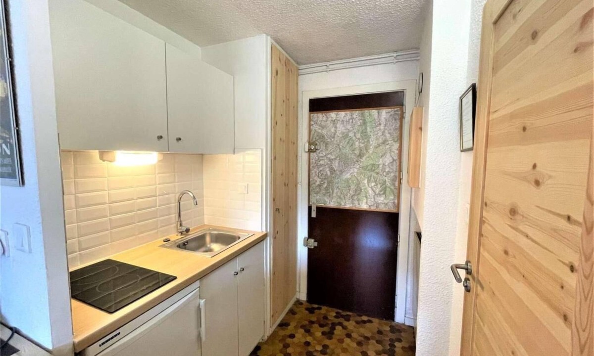 La Salle-les-Alpes Apartment | 100m from resort center, 2nd floor, swimming pool, tv, 17m², Serre Chevalier