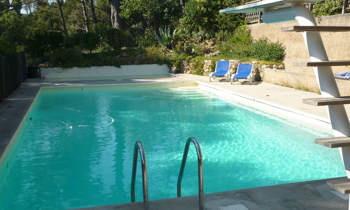 Roquevaire Apartment | 15 mn from Cassis, small house with swimming pool in a Provencal bastide.