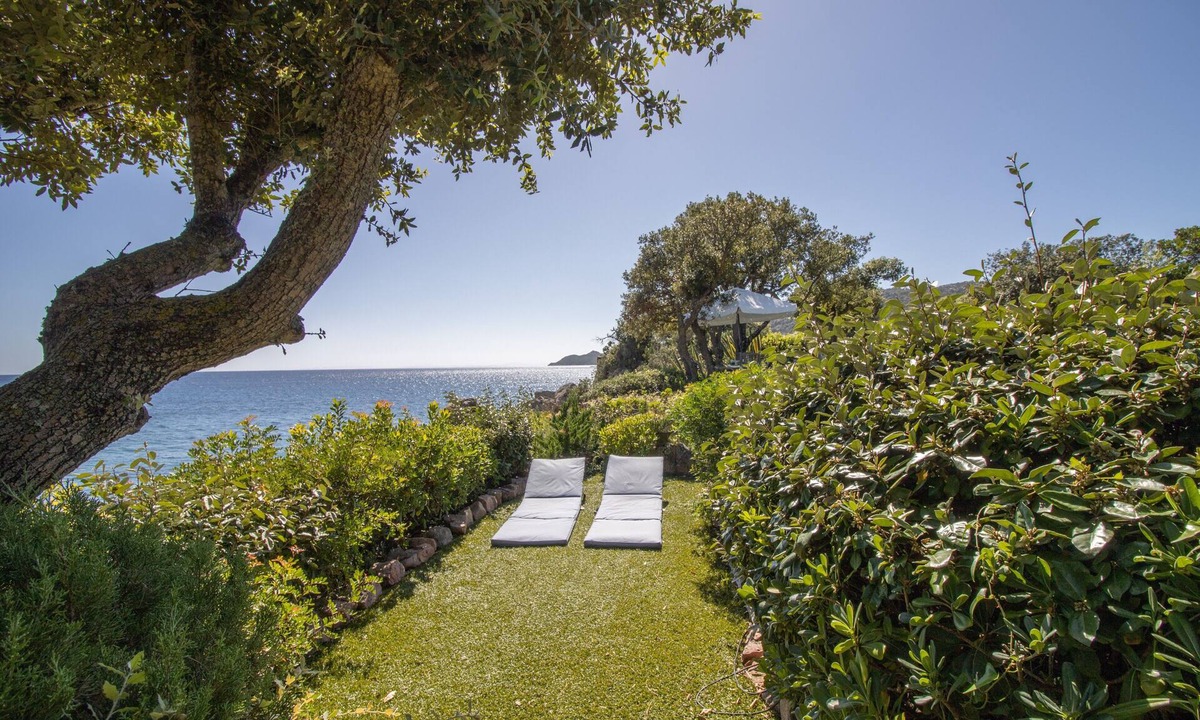 Santa Giulia Villa | 2 471/5 000 Villa A Cala d Oro with private beach, garden with sea view, Wi-Fi and AC