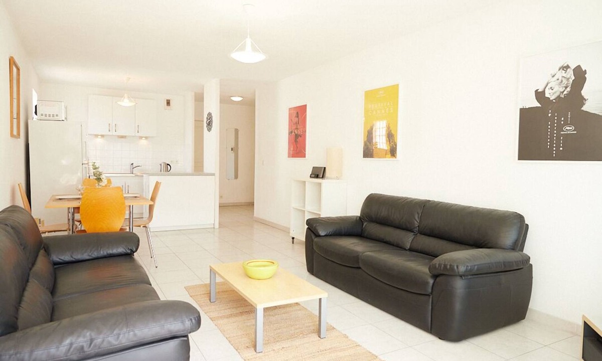 Antibes Old Town Apartment | 2-Bedrm Center Old Antibes. AirCon. Top-floor. Terasse. 3 Mins to Beach & Train.