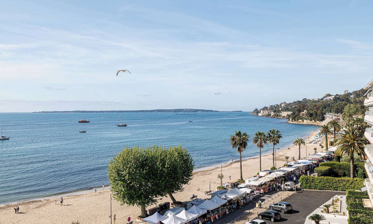 Golfe Juan Apartment | 2 bedroom with panoramic sea views, beach facing