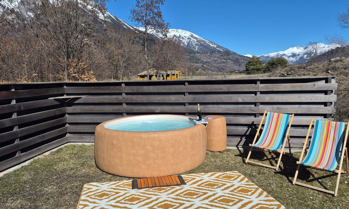 Chateauroux-les-Alpes Ski Chalet | 2 Chalets with private Jacuzzi in the mountains in a 3-star campsite
