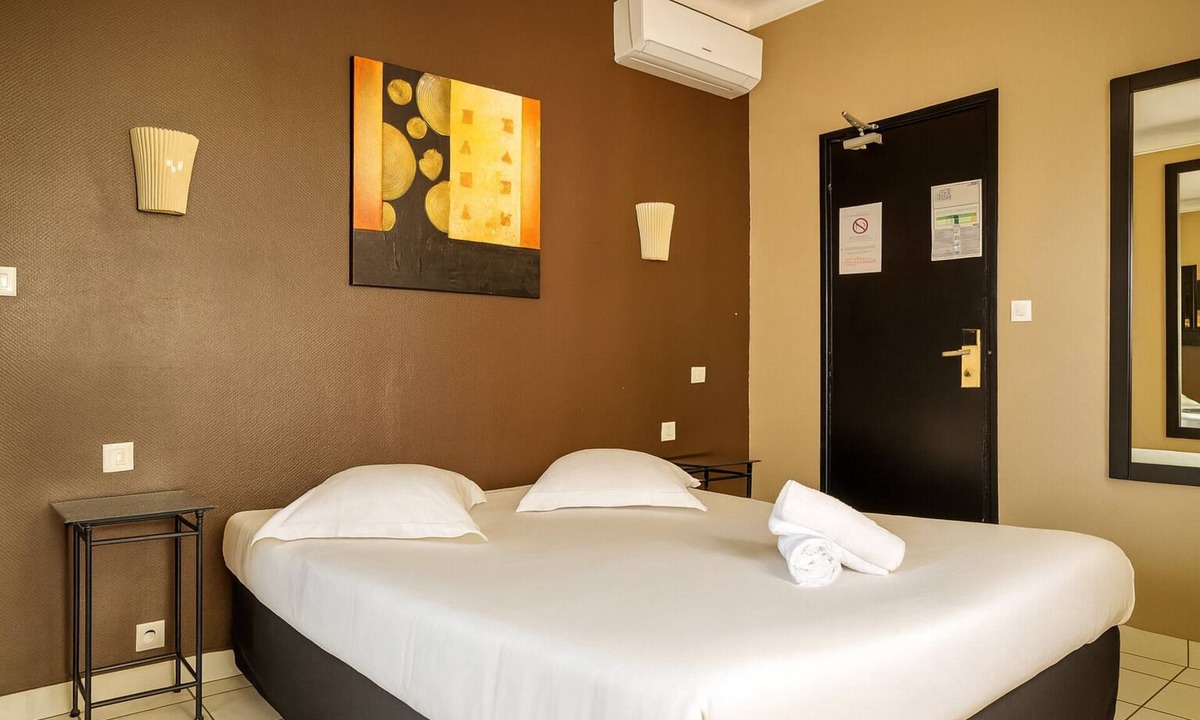 Sanary-sur-Mer Hotel | 2 Comfortable Coastal Getaway Near Beaches and Local Entertainment