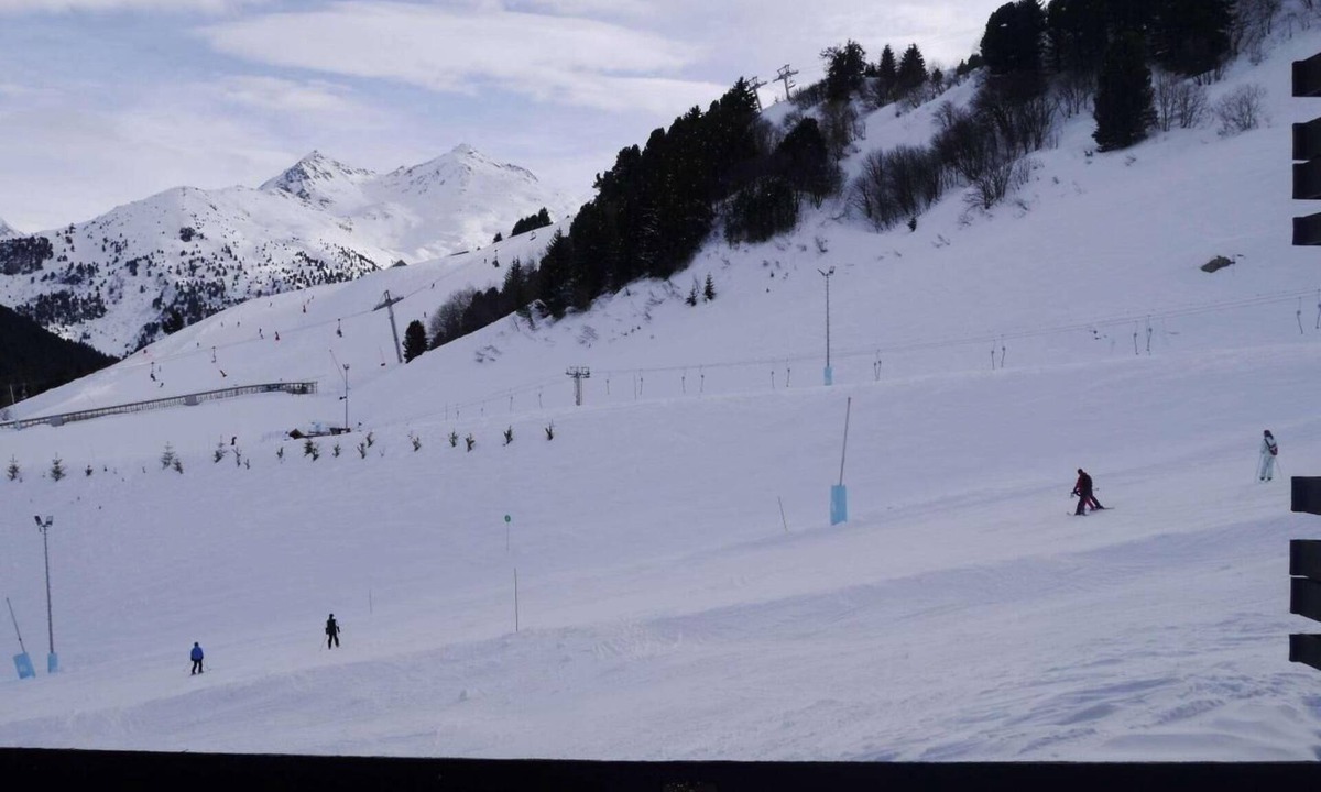 Meribel-Mottaret Apartment | 270m from shops, 1st floor, view ski slopes, balcony, tv, ski locker, 42m², Méribel-Mottaret