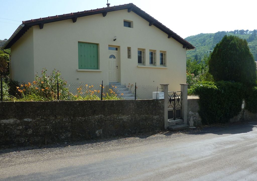 Courry House | 3 cottages around a swimming pool in a small village.