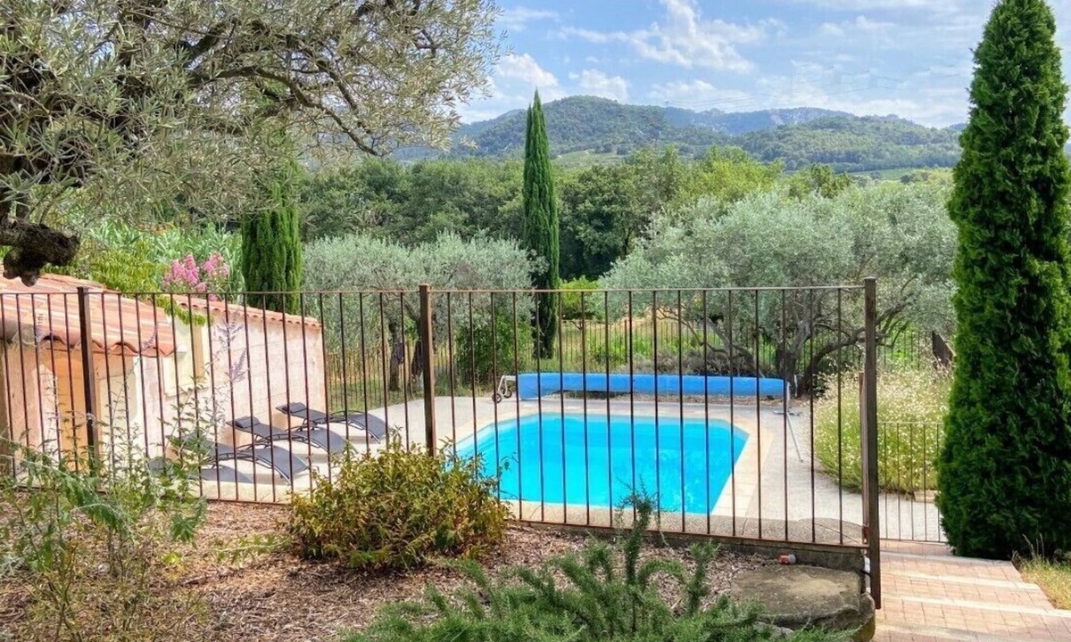 Sablet House | 3 épis gite in Provence with air conditioning and private swimming pool not overlooked