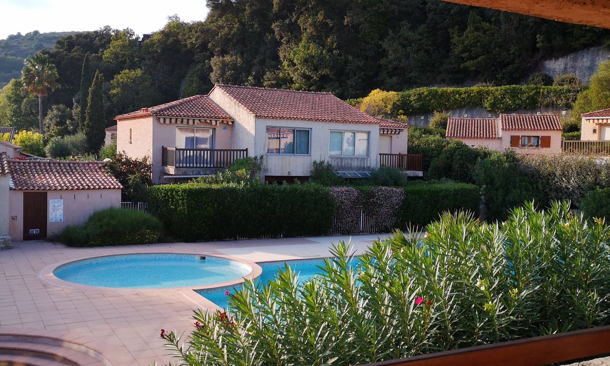Bastide Giraud Apartment | 3-room apartment, Provençal-style residence, pool, parking, air conditioning, 2 km from the sea