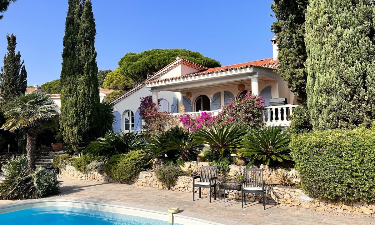 La Nartelle Villa | 300 m from the Beach Beautiful, French Villa with heated Pool and Sea View