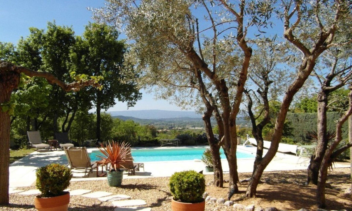 Saint-Saturnin-les-Apt Apartment | 4* air-conditioned gîte in the shade of olive trees, swimming pool overlooking the Luberon.