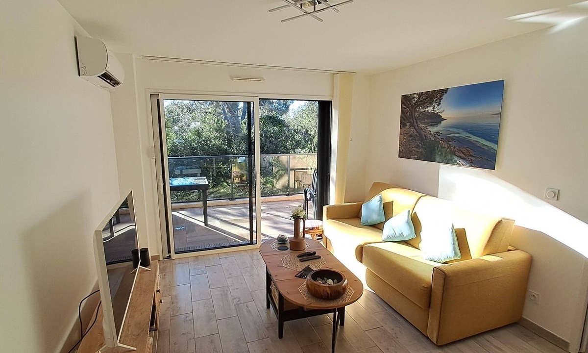 La Croix-Valmer Apartment | 4* apartment 300m from the beach, air conditioning, terrace and swimming pool, 60 m2, 2 parking spaces