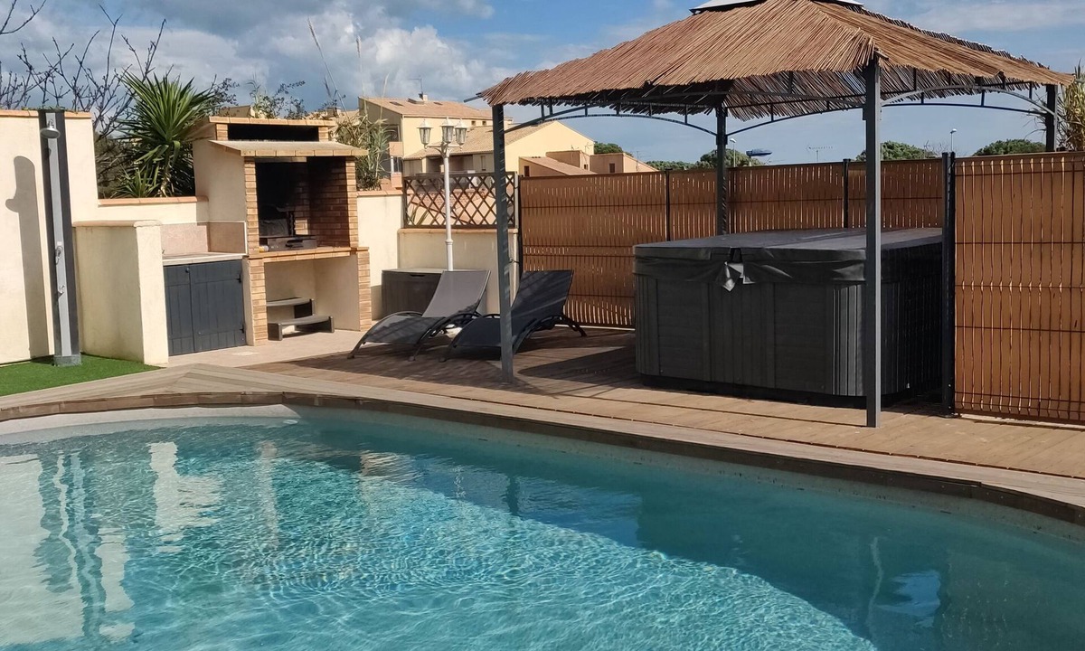 Saint-Pierre-la-Mer Villa | 5-star villa for 6 people, 200 m from the beach, with a hot tub and heated pool