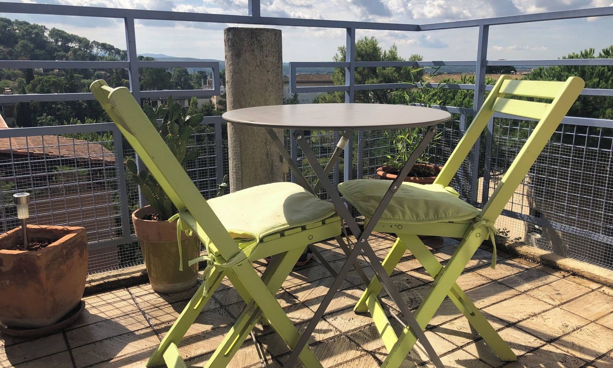 Est Apartment | A bright and sunny one-bedroom apartment with a private terrace and a beautiful, unobstructed view.