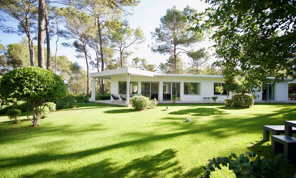 Montferrier-sur-Lez Villa | A CALIFORNIAN IN A PARK of 6000m2