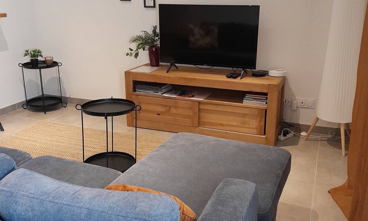 Le Cres House | A cozy home with a yard near downtown, in a quiet neighborhood. 5 minutes from the lake, 8 minutes from the tram