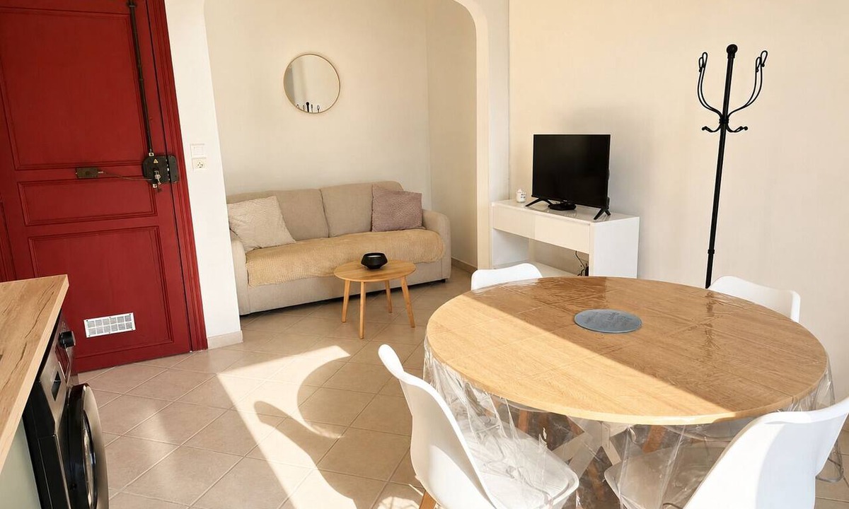 Lamalou-les-Bains Apartment | A nice, cozy apartment near the thermal baths with a view of the mountains
