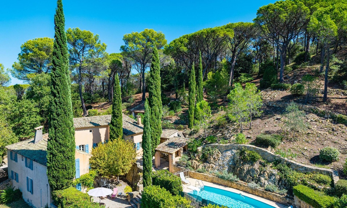 Rochegude Villa | A peaceful Provençal farmhouse in a beautiful landscaped garden. Sleeps 8 to 10 people