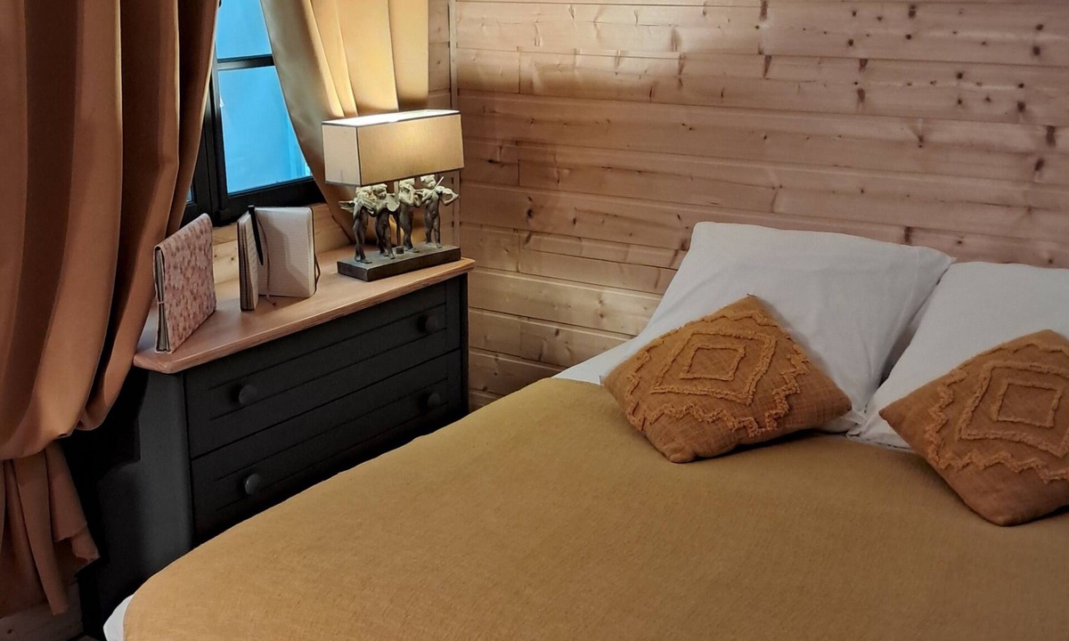 Saint-Auban Ski Chalet | A small cabin in the meadow