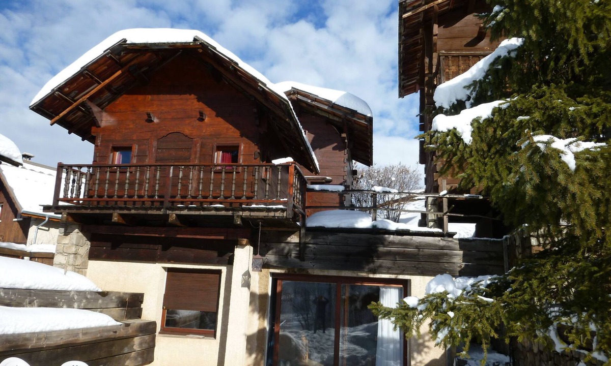 Le Sauze Ski Chalet | A unique situation: life in an unusual cottage on the slopes