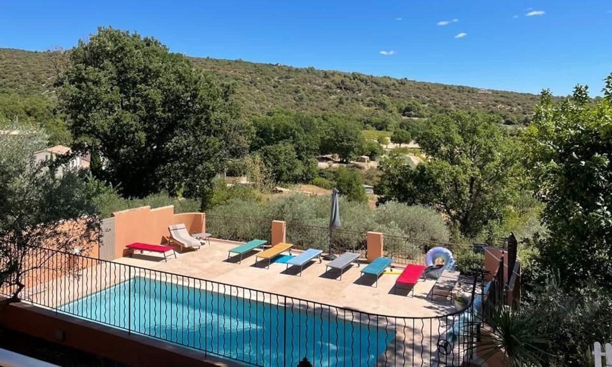 Saint-Saturnin-les-Apt Villa | Air-conditioned villa with secure private swimming pool. 6 to 8 People 5 mins from the village.