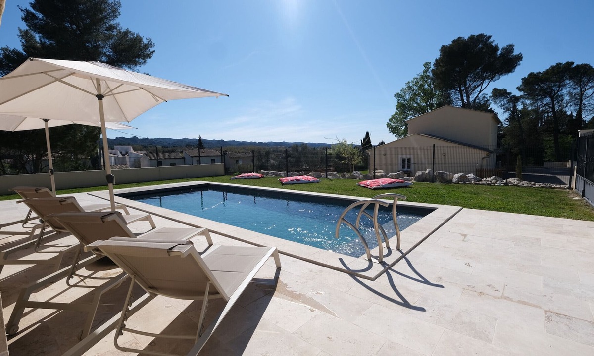 St.-Remy-de-Provence Villa | Air-conditioned villa heated pool Alpilles view St-Rémy