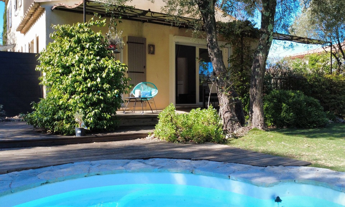Saint-Paul-en-Foret Villa | Air-conditioned Villa Les Oliviers with private pool & office in Saint-Paul-en-Forêt