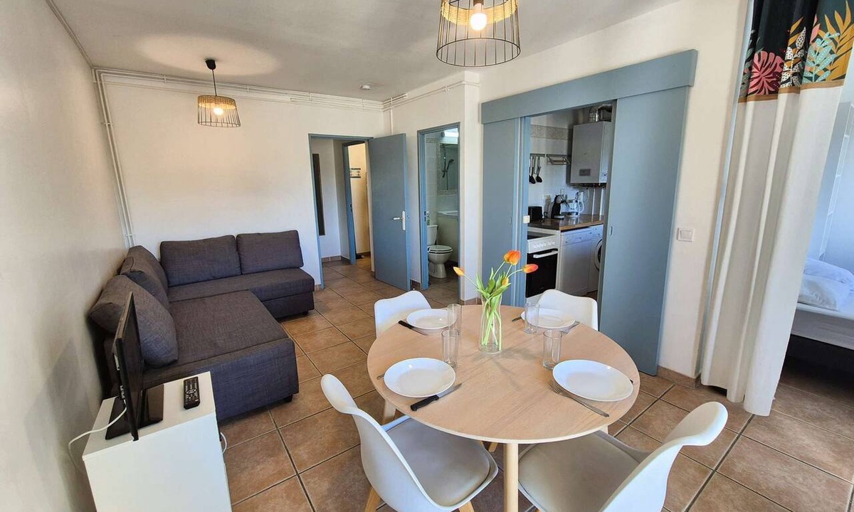 Saint-Mandrier-sur-Mer Apartment | Air-conditioned apartment with terrace, private parking, residence with swimming pool