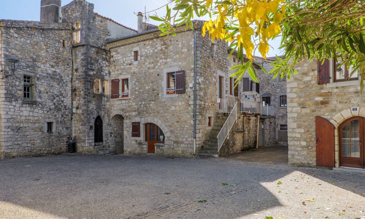 Ruoms House | Air-Conditioned Leoannatim Cottage – Character Home with Enclosed Terrace