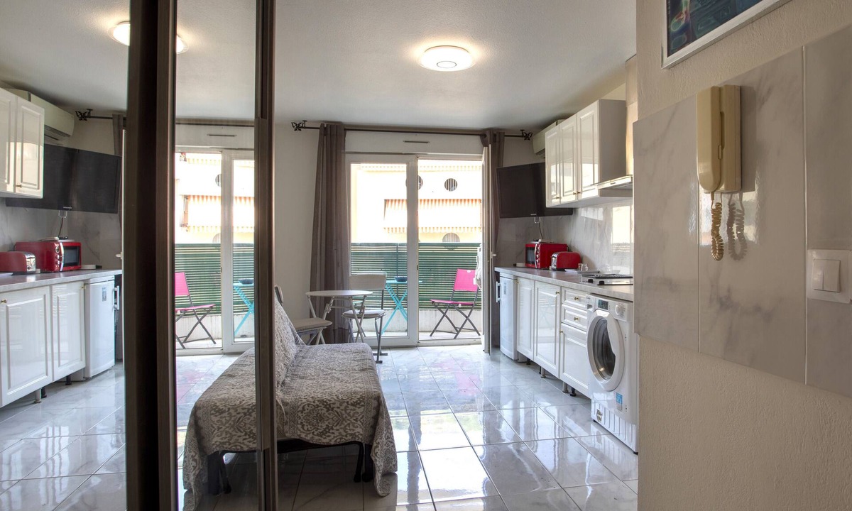 La Madeleine Apartment | Air-conditioned studio district Bornala