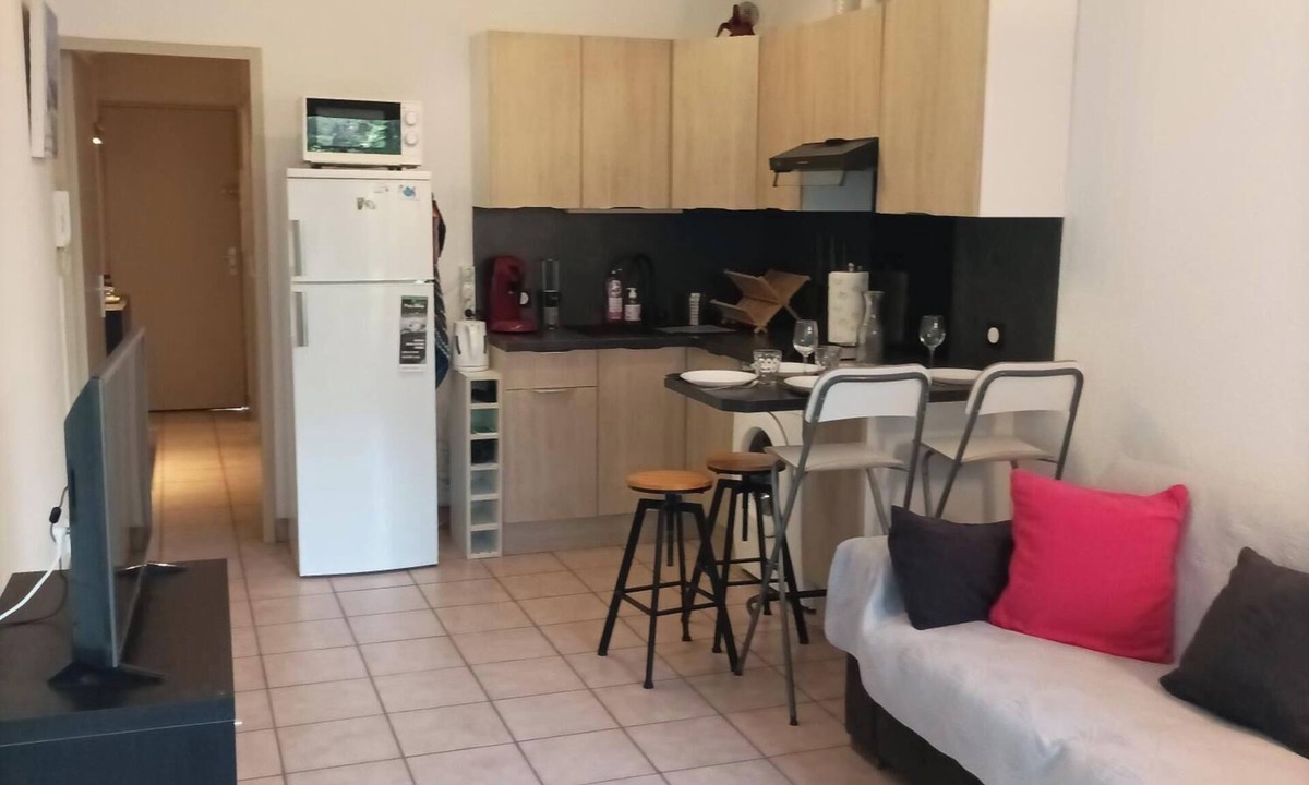 Antibes Apartment | Air-conditioned studio with parking, within walking distance of the beach and town center