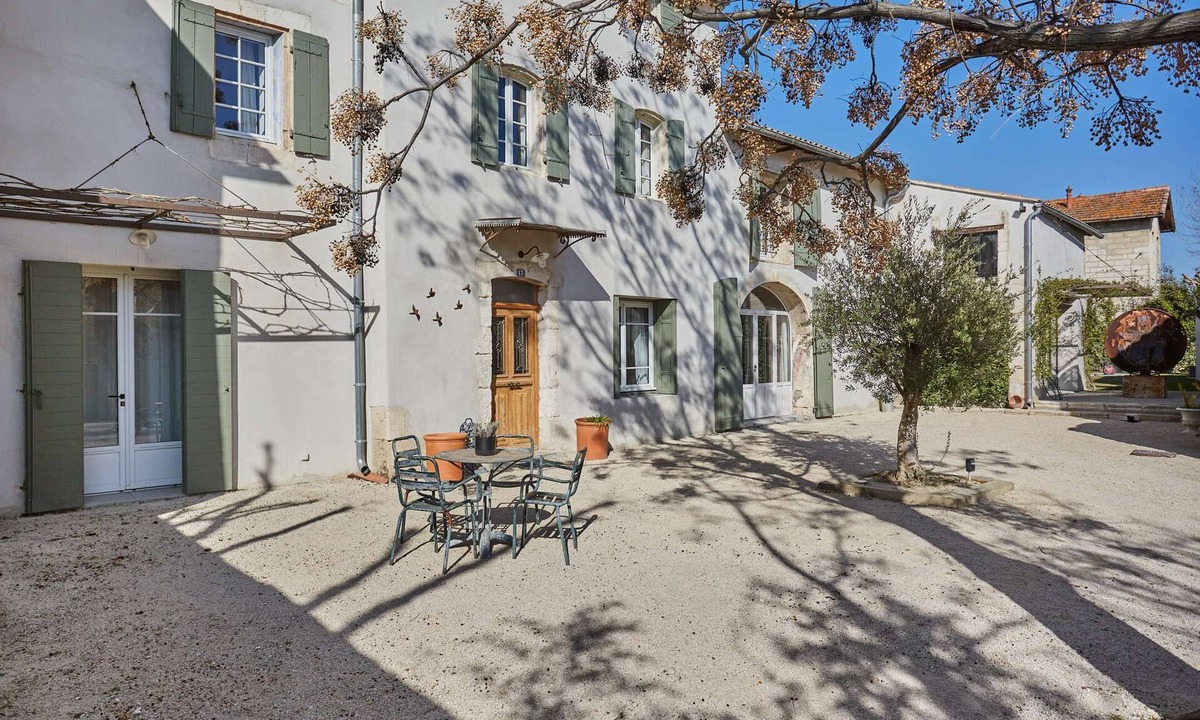 Maillane Apartment | Alpilles – A superb village property - Sleeps 14