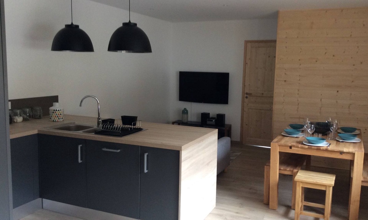 Saint-Jacques-des-Blats Apartment | Apartment with a terrace for 6 people, 200 m from the slopes