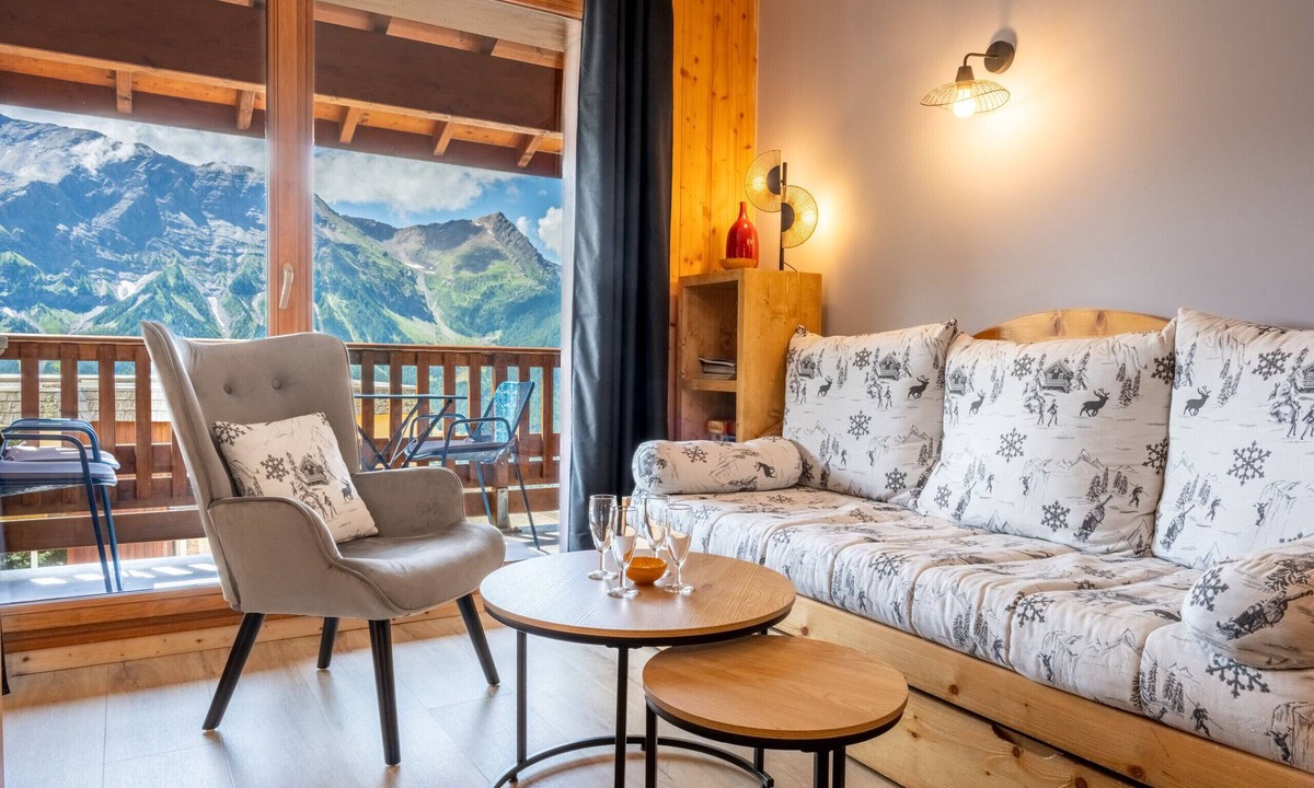Orcieres-Merlette Apartment | Apartment at the foot of the slopes with a balcony, swimming pool, Wi-Fi and car park