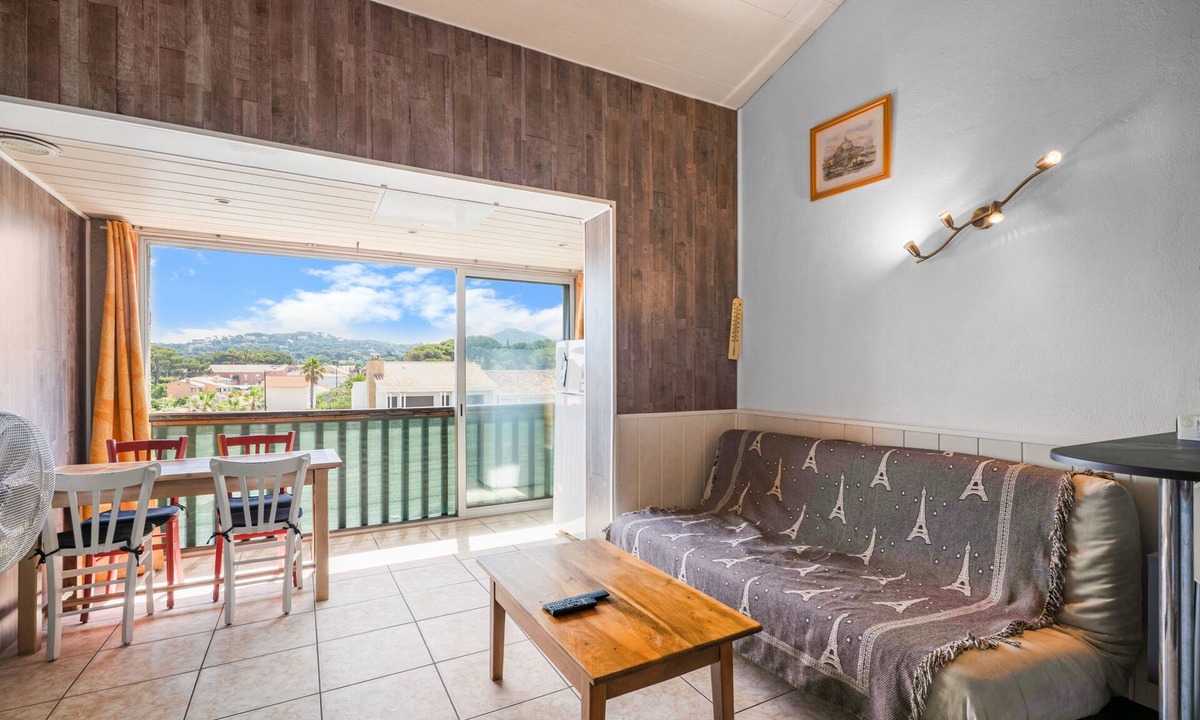 Le Brusc Apartment | Apartment 'T2 5 Minutes from the Beach' with Wi-Fi and Air Conditioning