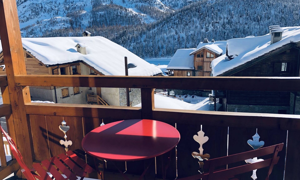 Montgenevre Ski Chalet | Apartment in chalet, at the foot of the slopes, balcony, parking, garage and wifi.