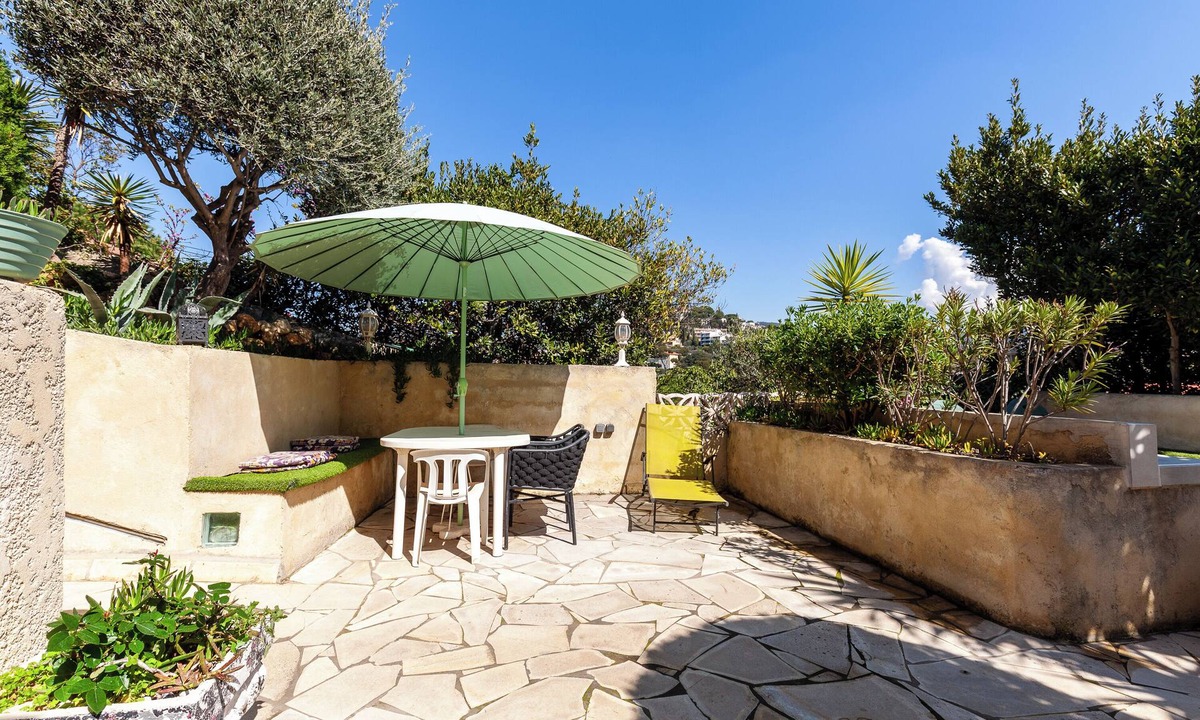 Cassis Apartment | Apartment 'Le Repaire' with Mountain View, Shared Terrace and Garden