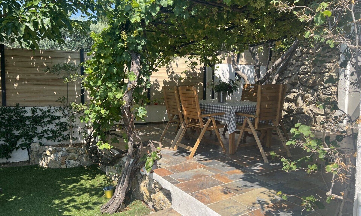 Ollioules House | Apartment. Lower villa 53 m2, sleeps 4 with garden and shaded terrace
