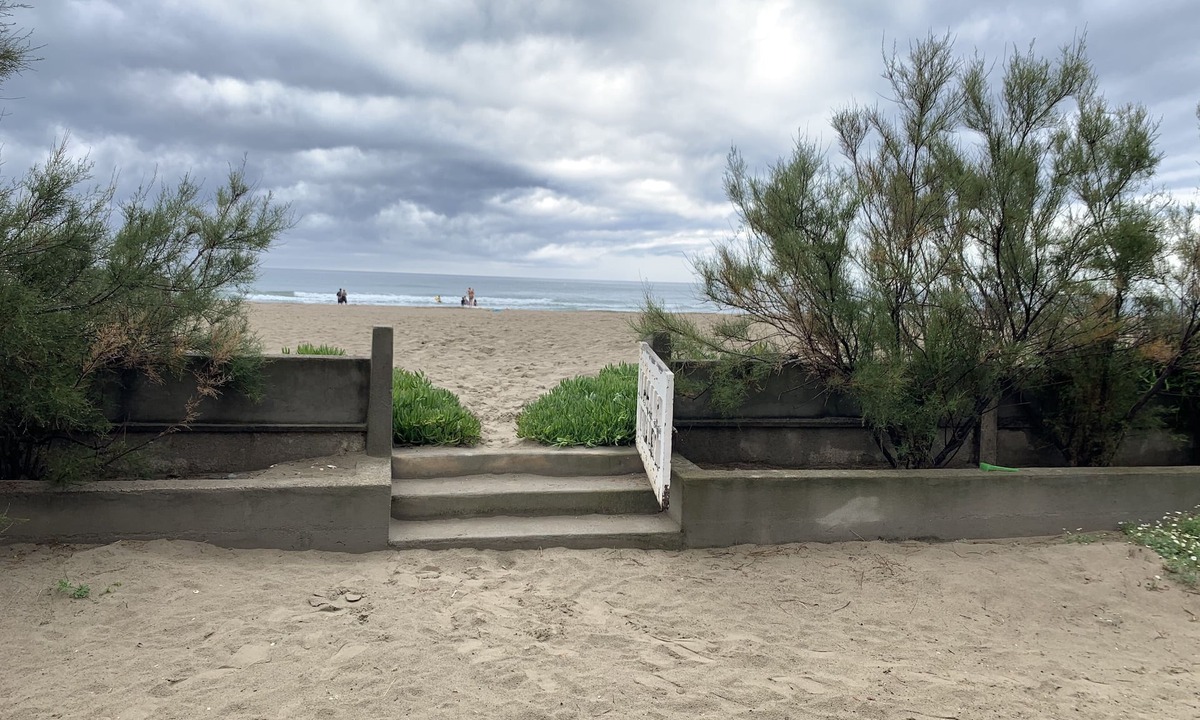 Carnon-Plage Apartment | Apartment on the 1st line, feet in the sand.