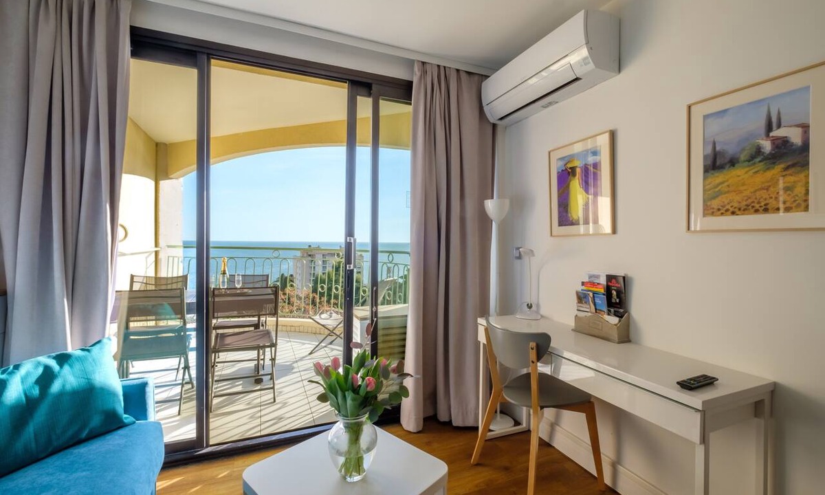 La Croix des Gardes Apartment | Apartment 'Sur La Mer' with Sea View, Shared Pool and Wi-Fi