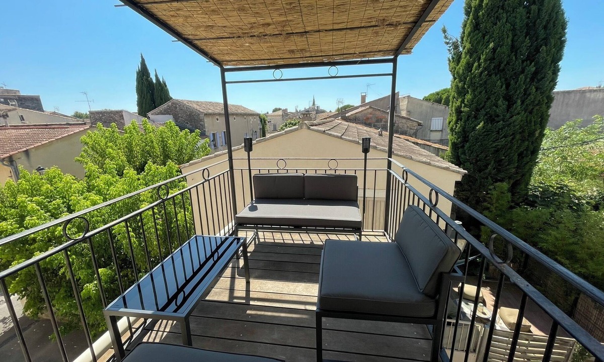 Maillane Apartment | Apartment with rooftop balcony