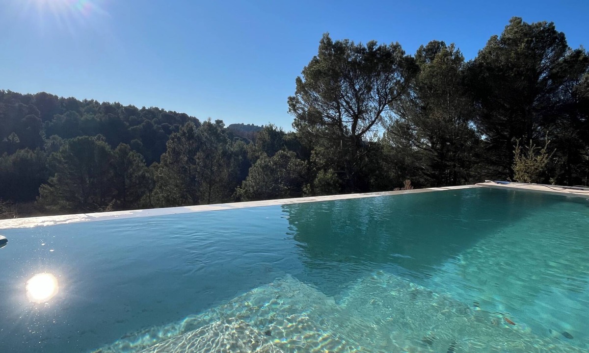 Malemort-du-Comtat Villa | Architect-designed villa Le Panda Blanc. Nature and absolute calm. At the gateway to the Luberon