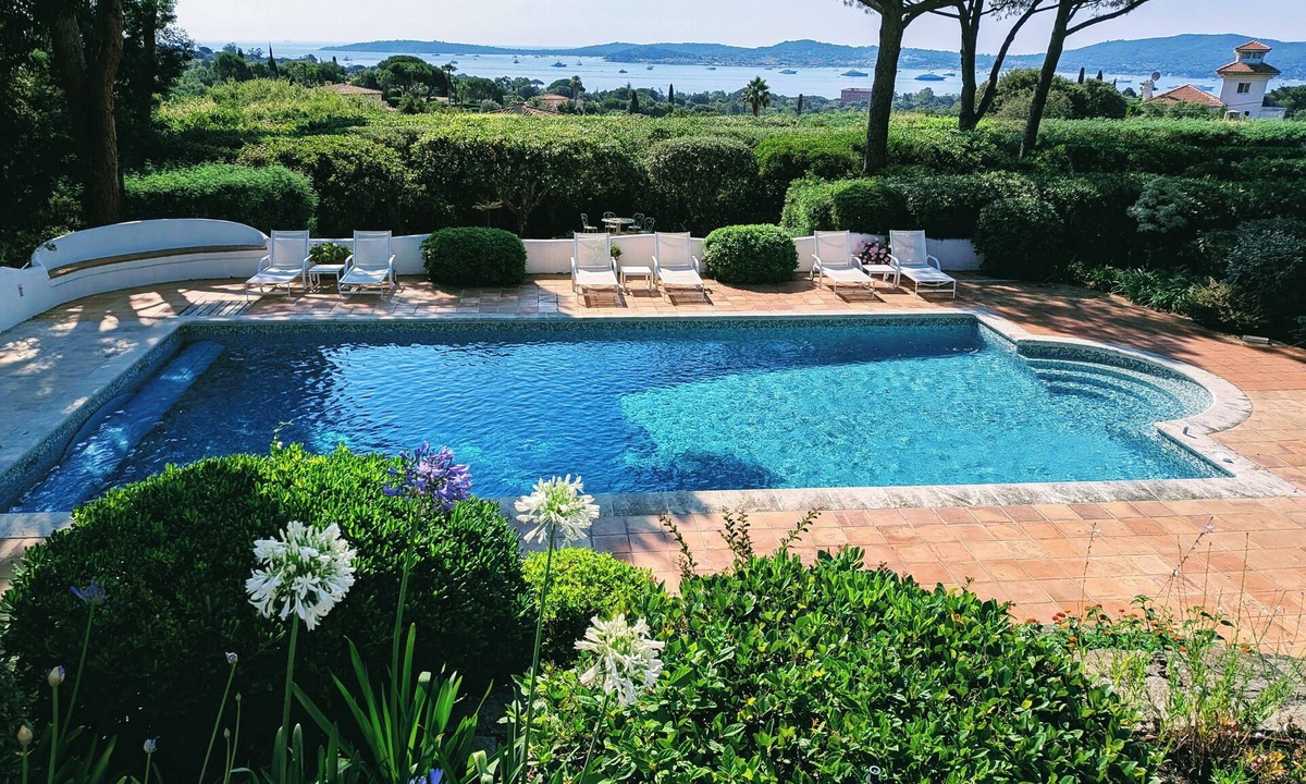 Grimaud Villa | Architect-designed villa with views of the sea and St. Tropez, fully air-conditioned