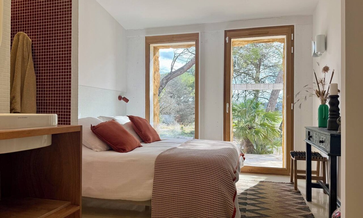 Uchaux Villa | Architect-designed villa · 5 suites · Sleeps 13 · Pool & large garden
