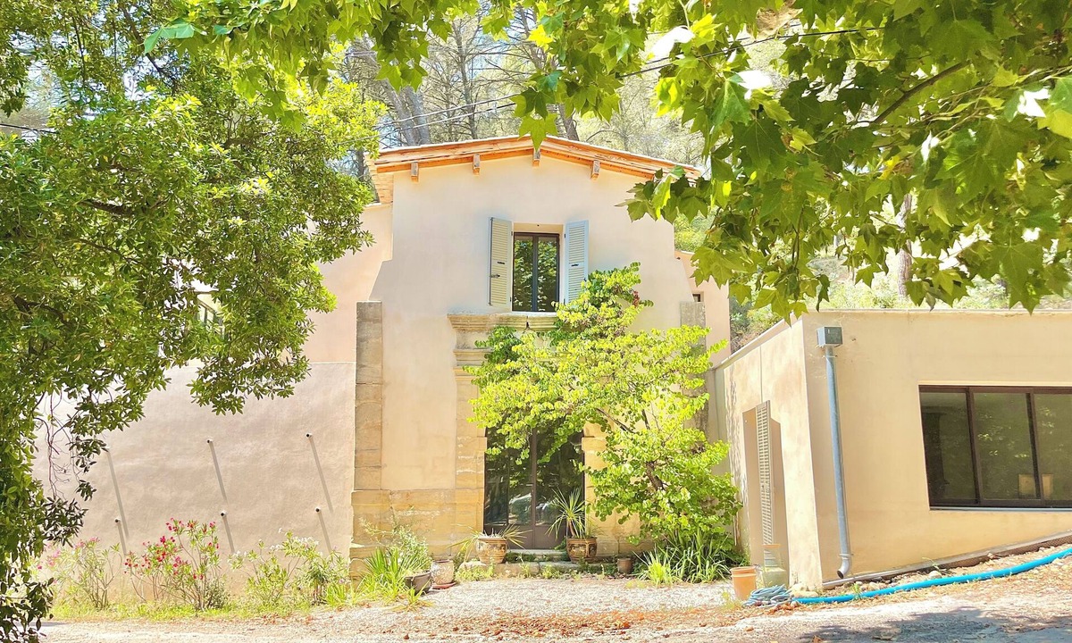 Saint-Marc-Jaumegarde House | Artist's home and studio near downtown Aix and Sainte-Victoire