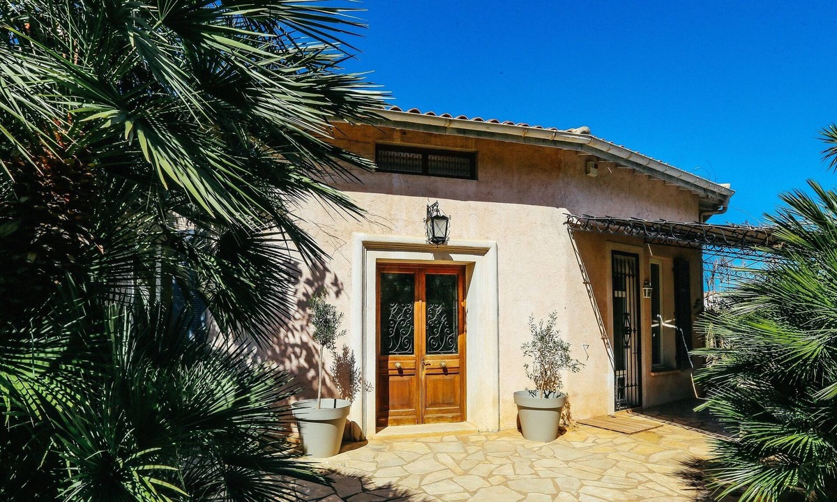 Cap-d'Antibes Villa | At the tip of Cap d'Antibes, 300m2 with swimming pool, in a private driveway