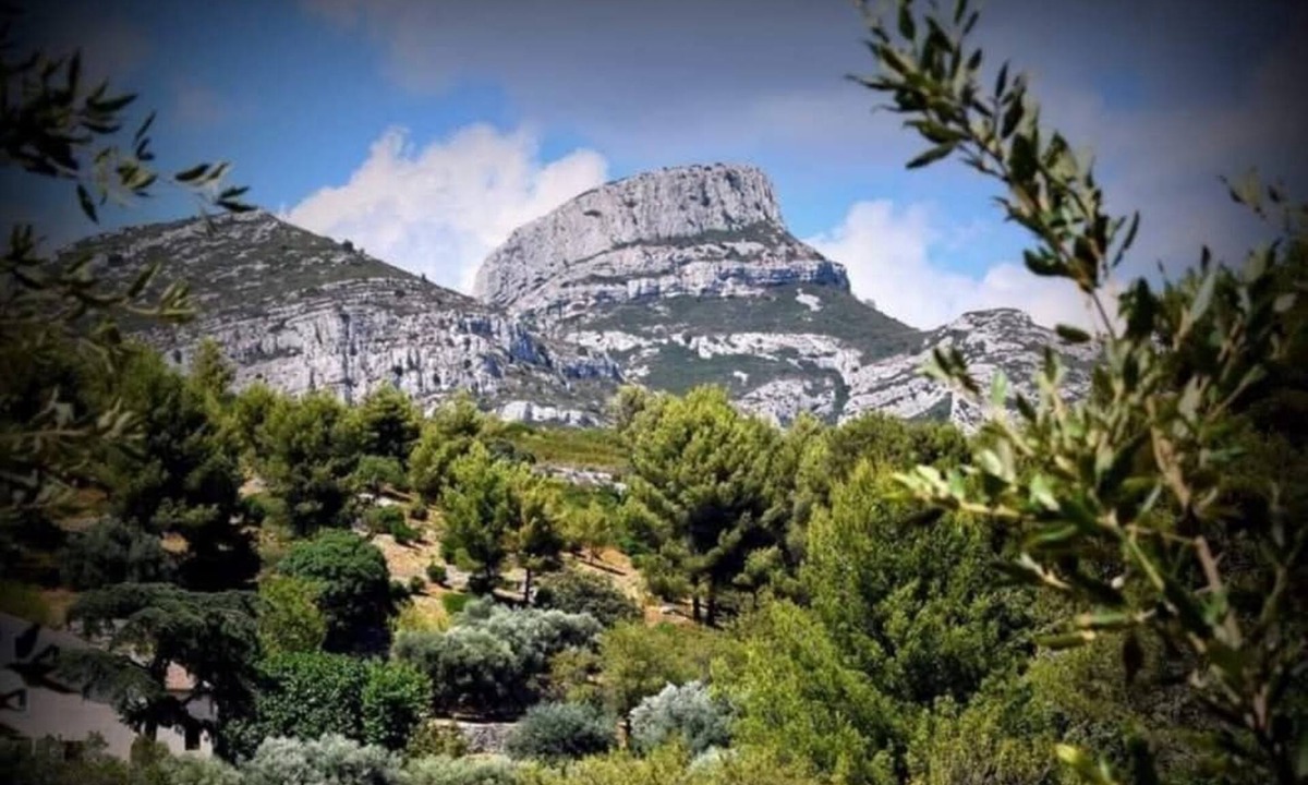 Roquevaire Bed & Breakfast | Au temps des secrets bed and breakfast Roquevaire in Provence at the foot of the Garlaban mountains