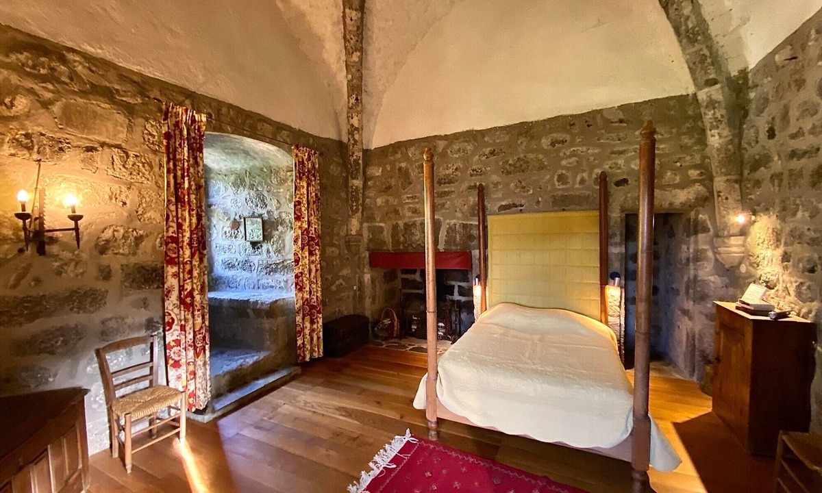 Saint-Martin-sous-Vigouroux Bed & Breakfast | Baldaquin and Salle de Garde Guest Room
