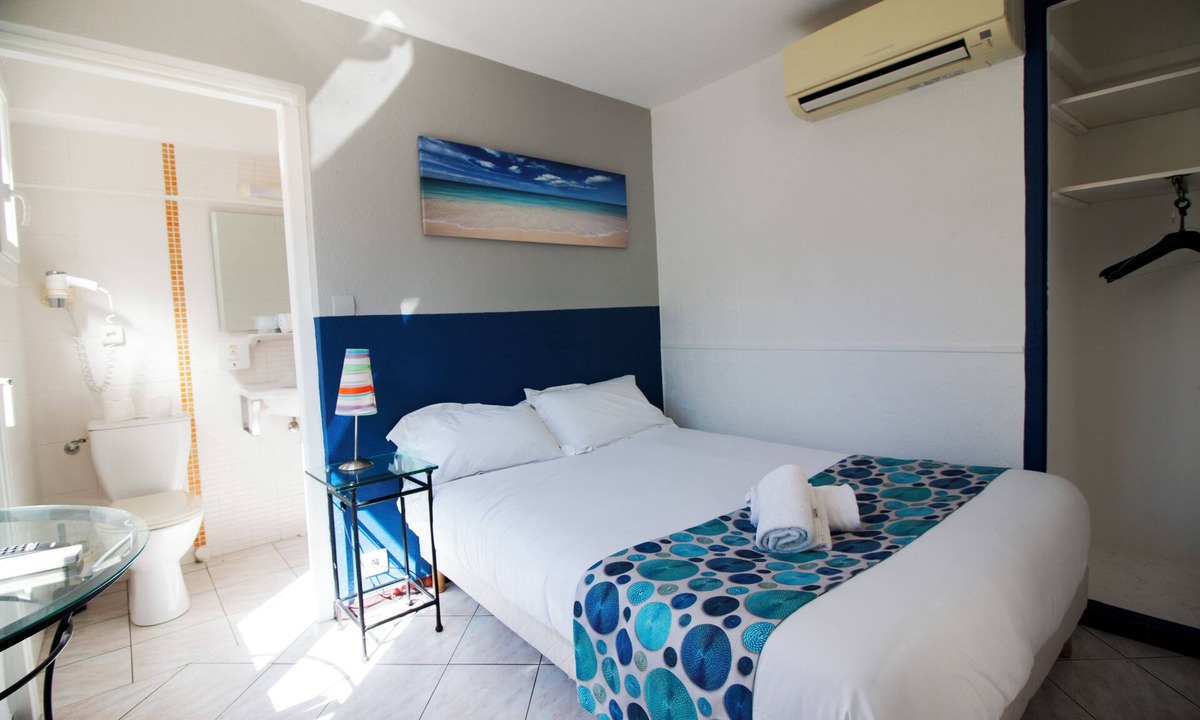 Six-Fours-les-Plages Hotel | Beachfront Retreat with Mediterranean Sea Views