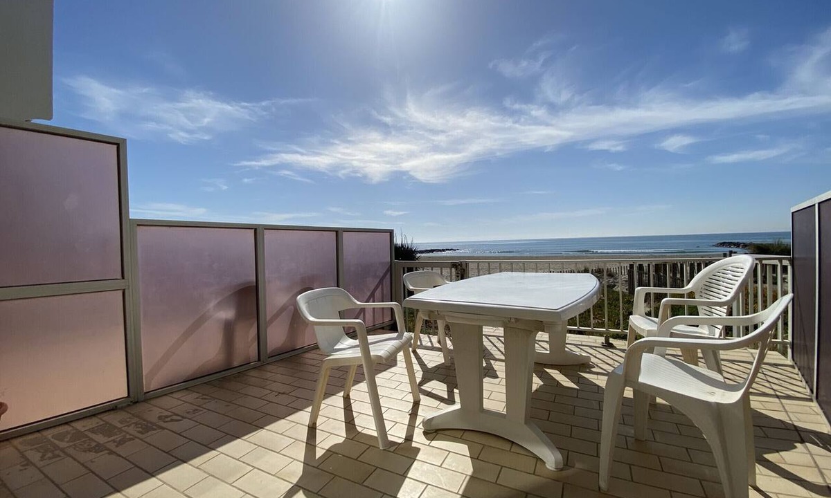 Carnon-Plage Apartment | Beachfront Duplex F3, 6 Sleeps, WiFi, Parking, Pets Allowed – 15 min from Montpellier