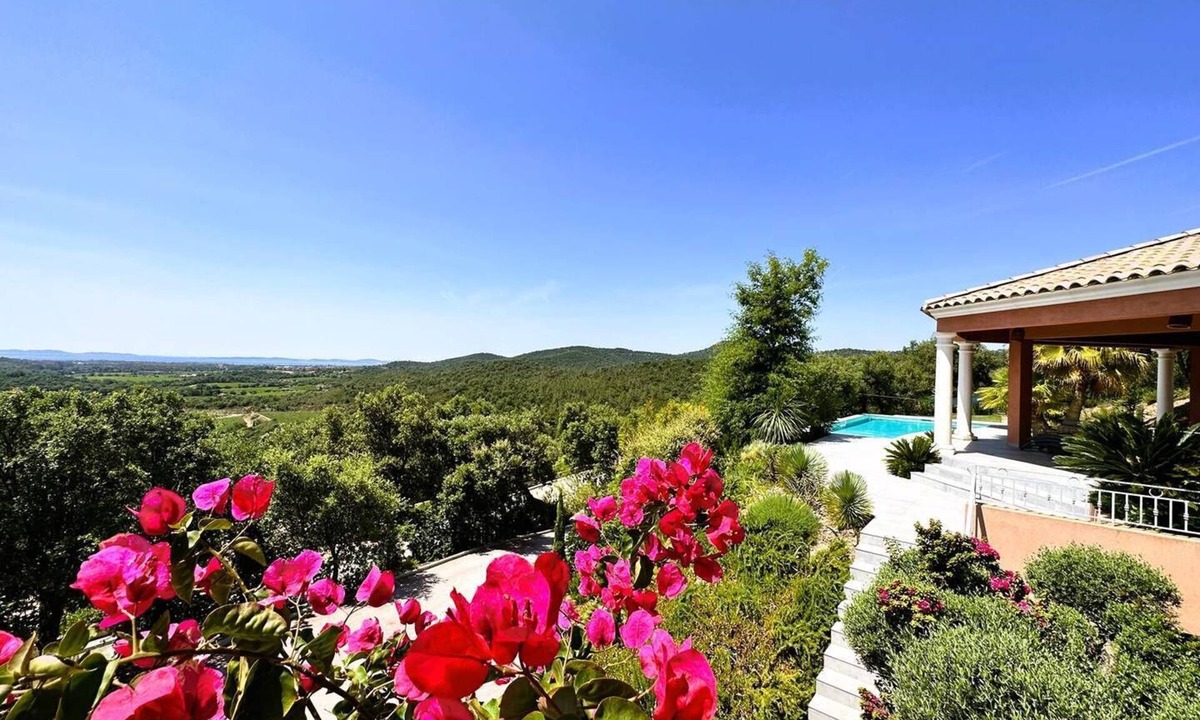 La Londe-les-Maures House | Beautiful air-conditioned villa for 6 people with pool and stunning sea view in La Londe les Maures
