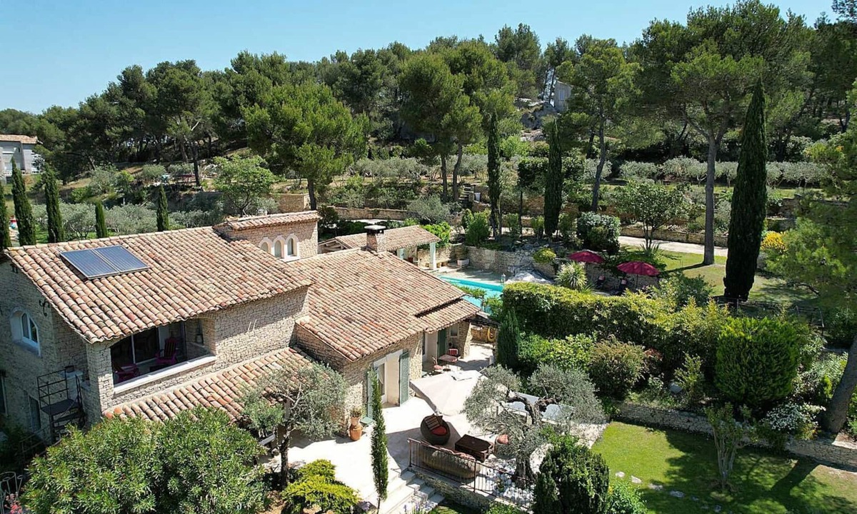 Orgon House | Beautiful stone farmhouse in Orgon, large park with heated, fenced swimming pool, pets welcome (1).